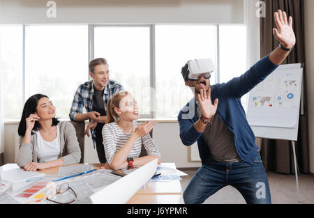 Hübscher emotionale Mann wird in der virtuellen Realität Stockfoto