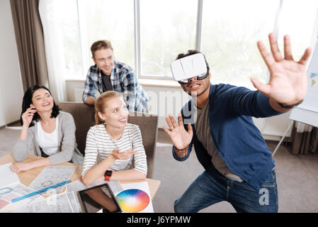 Schöne gut aussehender Mann hält seine Hände vor ihm Stockfoto