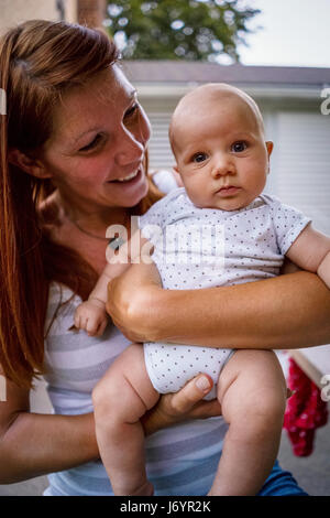 Porträt einer Frau mit ihrem Baby Sohn Stockfoto