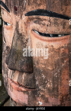 Nahaufnahme von der Riesenbuddha von Leshan ist eine 71 Meter, 233 ft hohe Steinstatue. Erbaut zwischen 713 und 803 waehrend der Tang Dynastie. Es wird geschnitzt, aus einem Stockfoto