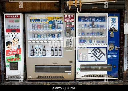 Verkaufsautomaten mit Alkohol in Osaka, Japan. Stockfoto