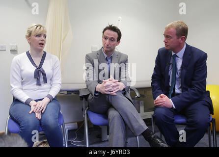 Liberal Democrats Tim Farron (rechts) und lokalen Kandidaten der Partei John Leech treffen Pflegeperson April Preston, die anderweitig die Betreuungsperson Zulage erhält, während eine allgemeine Wahlkampagne besuchen ins Medical Center Barlow in Didsbury, Manchester. Stockfoto