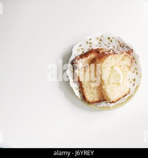 Zwei Scheiben Zitronenkuchen auf einem Teller Stockfoto