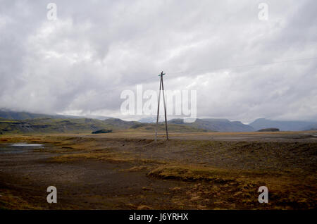 Stromleitung in ländlichen Landschaft, Island Stockfoto