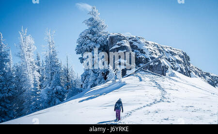 Frau, die auf den Gipfel eines Berges, Vail, Colorado, USA Stockfoto