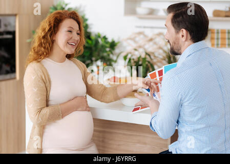 Liebenswerte Mutter-zu-Mann chatten Stockfoto