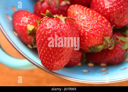 Nahaufnahme von Erdbeeren in einem Sieb Stockfoto