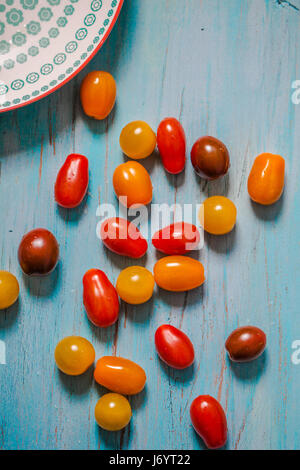 Cherry-Tomaten auf einem Holztisch Stockfoto