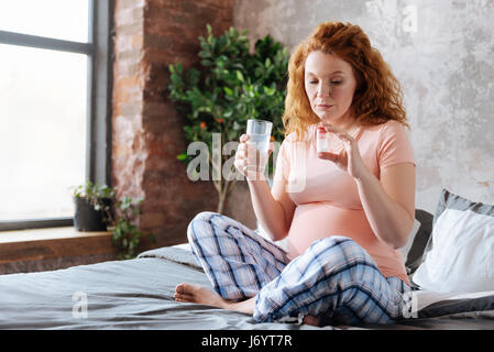 Reife schwangere Frauen, die Einnahme mit Wasser Stockfoto