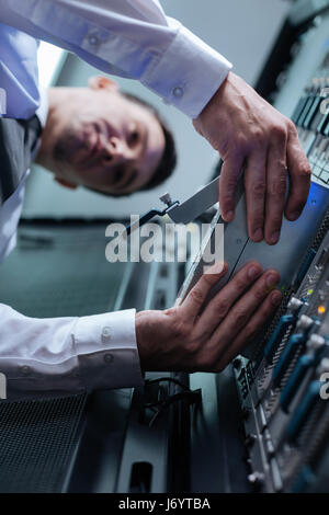 Ernsthafte netter Mann einen Blade-Server installieren Stockfoto