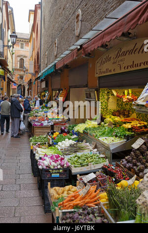 Obst- und Gemüsestände auf "Foodie Straße" Via Pescherie Vecchie, Straße des alten Fisch Mongers, Bologna, Emilia-Romagna, Italien, Europa. Stockfoto