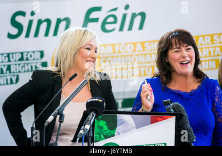 Sinn Féin Nordirland Führer Michelle O'Neill (links) und Michelle Gildernew während des Starts der Sinn Féin 2017 Westminster Manifest an der Kreuzung in Dungannon, Co Tyrone. Stockfoto