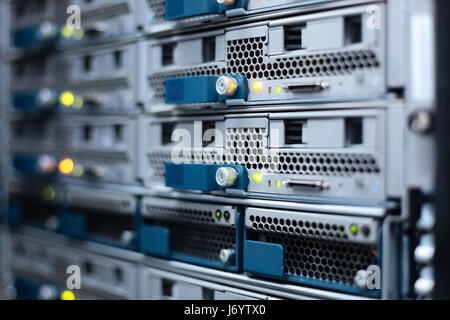Selektiven Fokus des Server-Racks im Rechenzentrum Stockfoto