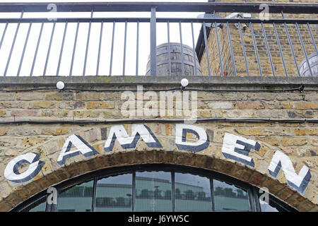 Camden Town Schild auf Ziegel Stockfoto