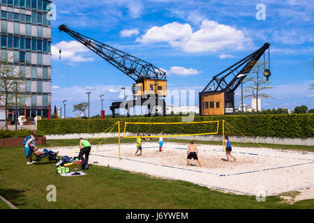 Deutschland, Köln, alten Hafenkräne am Suedkai im Rheinau-Hafen, Strand-Volleyball-Feld. Stockfoto