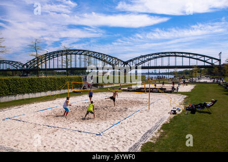 Deutschland, Köln, Beach-Volleyballplatz am Suedkai in der Rheinau, Suedbruecke, Hafenbrücke. Stockfoto