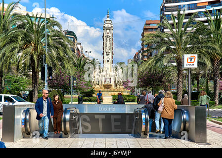 Alicante, Spanien - 6. April 2017: Blick zum Eingang unterirdischen Straßenbahn bei Luceros Quadrat. Dies ist einer der bedeutendsten Plätze in Alicante. LOCAT Stockfoto