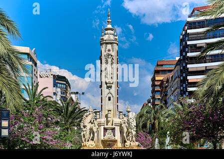 Alicante, Spanien - 6. April 2017: Luceros Platz. Dies ist einer der bedeutendsten Plätze in Alicante. Mitten im Herzen des Stadtzentrums. Stockfoto