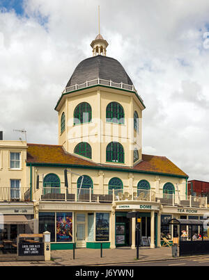 Kuppelkino, einer der ältesten britischen arbeiten Kinos, direkt am Meer, Worthing, West Sussex, UK Stockfoto