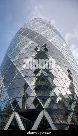 Blick auf die Gurke Gebäude (30 St Mary Axe). Gurke - Wahrzeichen von London, einer der bekanntesten Beispiele moderner Architektur der Stadt Stockfoto