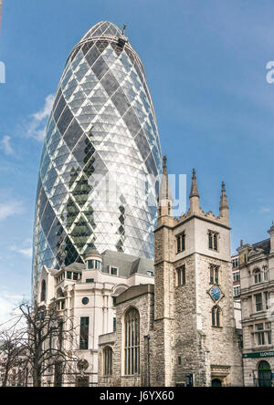 Die historische St. Andrew Undershaft Kirche mit 30 St. Mary Axe überragt er in der Londoner City Stockfoto