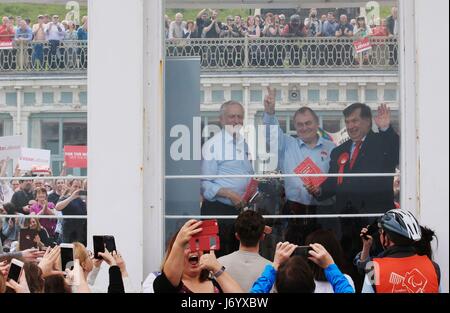 Arbeitsmarkt Führer Jeremy Corbyn (links) mit ehemaligen Labour Vize-Premierminister John Prescott (Mitte) während der allgemeinen Wahlwerbung im Scarborough Spa in South Bay Scarborough. Stockfoto