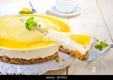 Frischen Käsekuchen mit Mango-Frucht-Glasur, machte der Tortenboden von Cookie-Krümel Stockfoto