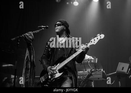 Bassist Brownmark of the Revolution, Prince's 80er Backing Band tritt im Phoenix Concert Theatre in Toronto, Kanada, auf Stockfoto