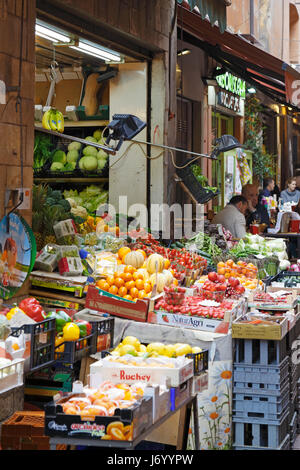 Obst- und Gemüsestände auf "Foodie Straße" Via Pescherie Vecchie, Straße des alten Fisch Mongers, Bologna, Emilia-Romagna, Italien, Europa. Stockfoto