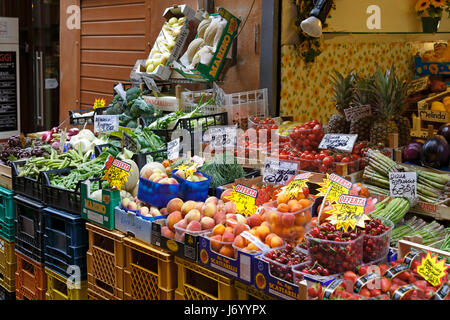 Obst- und Gemüsestände auf "Foodie Straße" Via Pescherie Vecchie, Straße des alten Fisch Mongers, Bologna, Emilia-Romagna, Italien, Europa. Stockfoto