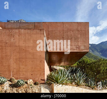 Blick von der Seite zeigt Freischwinger. Casa Narigua, Nuevo Leon, Mexiko, Mexiko. Architekt: P + O David Pedroza Castañeda, 2016. Stockfoto