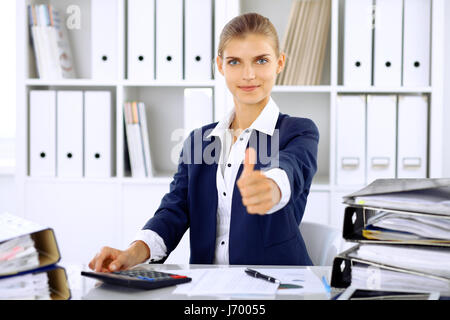 Moderne Business-Frau oder zuversichtlich weibliche Buchhalter, Daumen oben Stockfoto