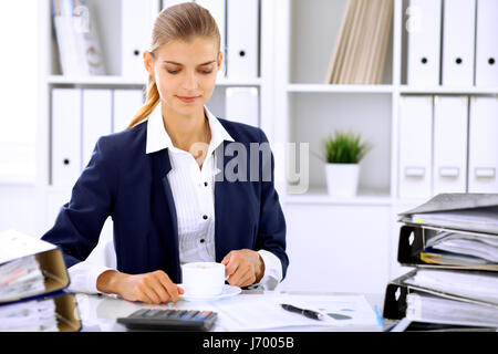 Happy Business Frau oder Frau Buchhalter haben einige Minuten für Kaffee und Freude am Arbeitsplatz Stockfoto