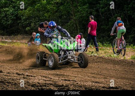 Uzhgorod, Ukraine - 21. Mai 2017: ATV Fahrer beschleunigen in Dirt-Track. Transkarpatien regionalen Motocross-Meisterschaft Stockfoto