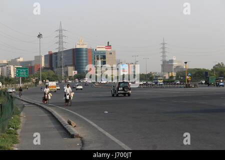 Fahrzeuge von Delhi nach Gurgaon National Highway 8 los. Stockfoto