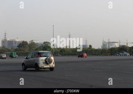 Fahrzeuge gehen aus in Richtung Gurgaon Delhi und Gurgaon am National Highway 8 aus. Stockfoto