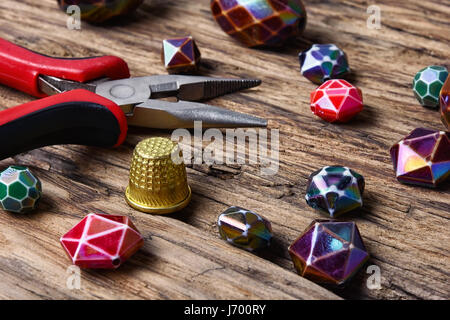 Glamouröse Reihe von Perlen für Schmuck und Werkzeuge auf Vintage-Hintergrund Stockfoto