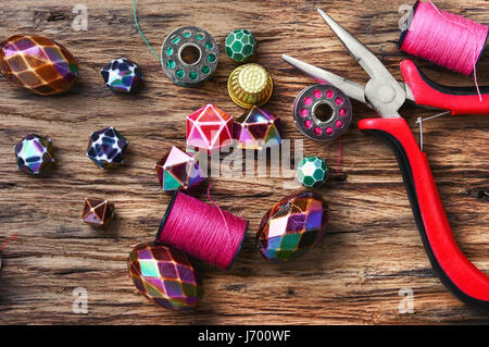 Glamouröse Reihe von Perlen für Schmuck und Werkzeuge auf Vintage-Hintergrund Stockfoto