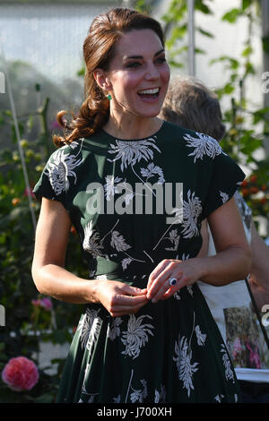 Die Herzogin von Cambridge, reagiert nach dem Versuch einer Tomate auf den "BBC Radio 2: Chris Evans Geschmack Garten" bei einem Besuch in der RHS Chelsea Flower Show, bei der Royal Hospital Chelsea, London. Stockfoto