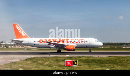 EasyJet G-EZUP Airbus A320-214 auf der Start-und Landebahn am Flughafen Schiphol, Amsterdam, Niederlande, Europa Stockfoto