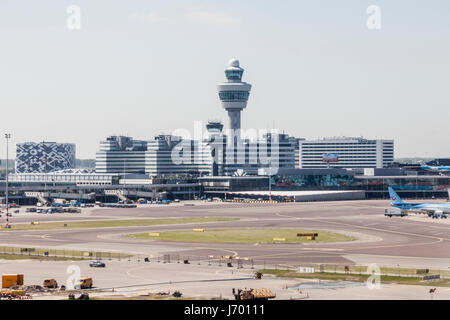 Flughafen Schiphol Amsterdam; LVNL Air Traffic Control Einheiten, Hilton Hotel, Sheraton Hotel, Thomson Flugzeug, Niederlande, Europa Stockfoto