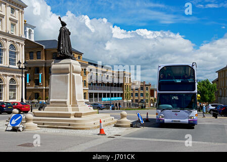 Bus vorbei Königin Mutter Square, Verkehrssysteme, Dorset, England UK Stockfoto