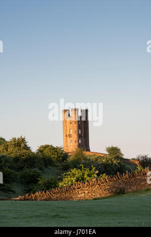 Broadway Tower bei Sonnenaufgang im Frühling auf dem Cotswold Weg. Broadway, Cotswolds, Worcestershire, England Stockfoto