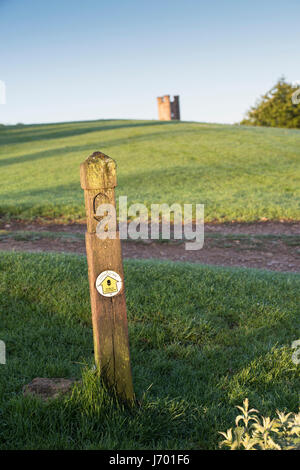 Cotswold Wege öffentlicher Fußweg-Schild in der Nähe von Broadway Tower im Frühjahr bei Sonnenaufgang. Broadway, Cotswolds, Worcestershire, England Stockfoto