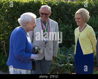 Königin Elizabeth II trifft Mary Berry (rechts) im Radio 2 Garden während eines Besuchs in der RHS Chelsea Flower Show, bei der Royal Hospital Chelsea, London. Stockfoto