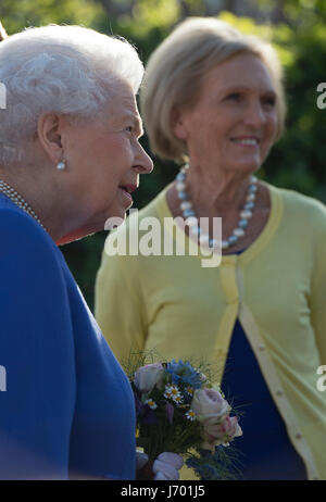 Königin Elizabeth II trifft Mary Berry (rechts) im Radio 2 Garden während eines Besuchs in der RHS Chelsea Flower Show, bei der Royal Hospital Chelsea, London. Stockfoto