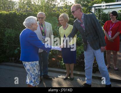 Königin Elizabeth II trifft Mary Berry und Chris Evans am Radio 2 Garten während eines Besuchs in der RHS Chelsea Flower Show, bei der Royal Hospital Chelsea, London. Stockfoto