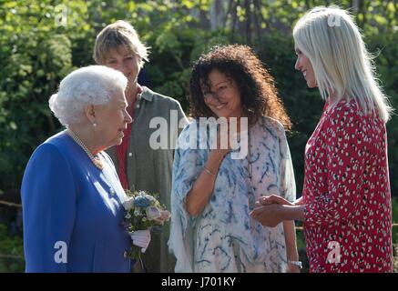 Königin Elizabeth II trifft Anneka Rice (rechts) im Radio 2 Gärten während eines Besuchs in der RHS Chelsea Flower Show, bei der Royal Hospital Chelsea, London. Stockfoto