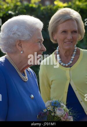 Königin Elizabeth II trifft Mary Berry (rechts) im Radio 2 Garden während eines Besuchs in der RHS Chelsea Flower Show, bei der Royal Hospital Chelsea, London. Stockfoto