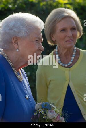 Königin Elizabeth II trifft Mary Berry (rechts) im Radio 2 Garden während eines Besuchs in der RHS Chelsea Flower Show, bei der Royal Hospital Chelsea, London. Stockfoto